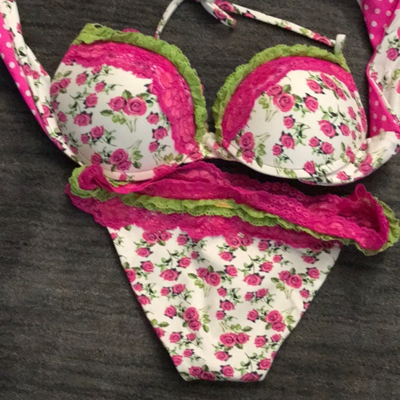 SOLD Beach Bunny Floral Bikini - Picture 4 of 4